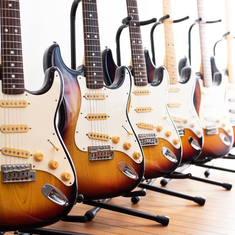 M030B (ALEJA1) Z019B  STOJAK GITAROWY STATYW NA GITARĘ WIESZAK UCHWYT DO GITARY BLOKADA REGULACJA - O040