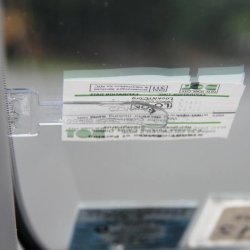M000   UCHWYT KLIPS NA BILET PARKINGOWY LEGITYMACJĘ SZYBĘ O006