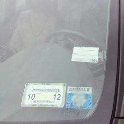 M000   UCHWYT KLIPS NA BILET PARKINGOWY LEGITYMACJĘ SZYBĘ O006