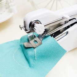 M003C   MINI MASZYNA RĘCZNA DO SZYCIA BATERIE IGŁA 3x NICI E138