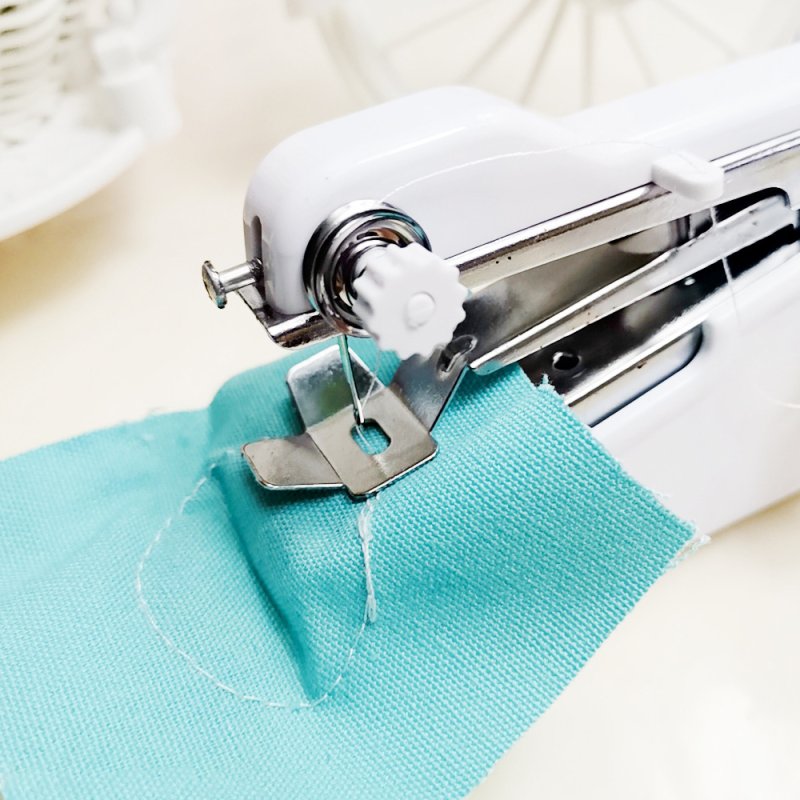 M003C   MINI MASZYNA RĘCZNA DO SZYCIA BATERIE IGŁA 3x NICI E138