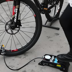 M046B (ALEJA2) Z001   POMPKA NOŻNA DWUTŁOKOWA SAMOCHODOWA ROWEROWA MOCNA -M052