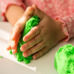 M032A (ALEJA1)  PIASEK KINETYCZNY 1KG PIASKOLINA 5 KOLORÓW MAGICZNY - D008-2 Zielony
