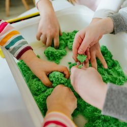 M032A (ALEJA1)  PIASEK KINETYCZNY 1KG PIASKOLINA 5 KOLORÓW MAGICZNY - D008-2 Zielony