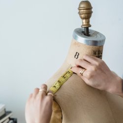 M0002E   ZESTAW KRAWIECKI NICI IGŁY DO SZYCIA W PUDEŁKU-wysyłamy czerwony O092-1