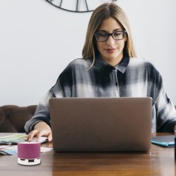 N154 GŁOŚNIK BEZPRZEWODOWY MINI PRZENOŚNY BLUETOOTH USB SD ŚWIECĄCY LED RÓŻOWY - ciemno różowy E209-5