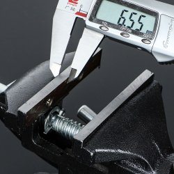 M071D (ALEJA3) Z002D IMADŁO STOŁOWE OBROTOWE ŚLUSARSKIE ŻELIWNE 125 MM SZCZĘKI MAŁE Z KOWADŁEM - O649