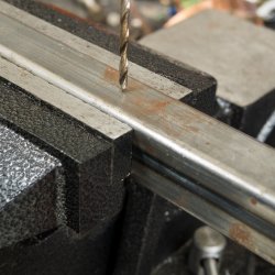 M071D (ALEJA3) Z002D IMADŁO STOŁOWE OBROTOWE ŚLUSARSKIE ŻELIWNE 125 MM SZCZĘKI MAŁE Z KOWADŁEM - O649