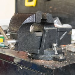 M071D (ALEJA3) Z002D IMADŁO STOŁOWE OBROTOWE ŚLUSARSKIE ŻELIWNE 125 MM SZCZĘKI MAŁE Z KOWADŁEM - O649